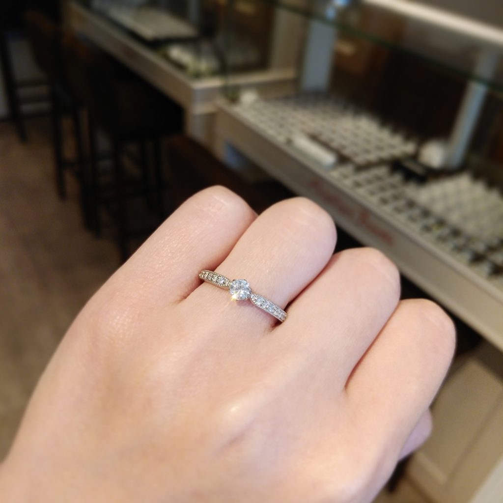 ミルグレイン加工が入った婚約指輪試着