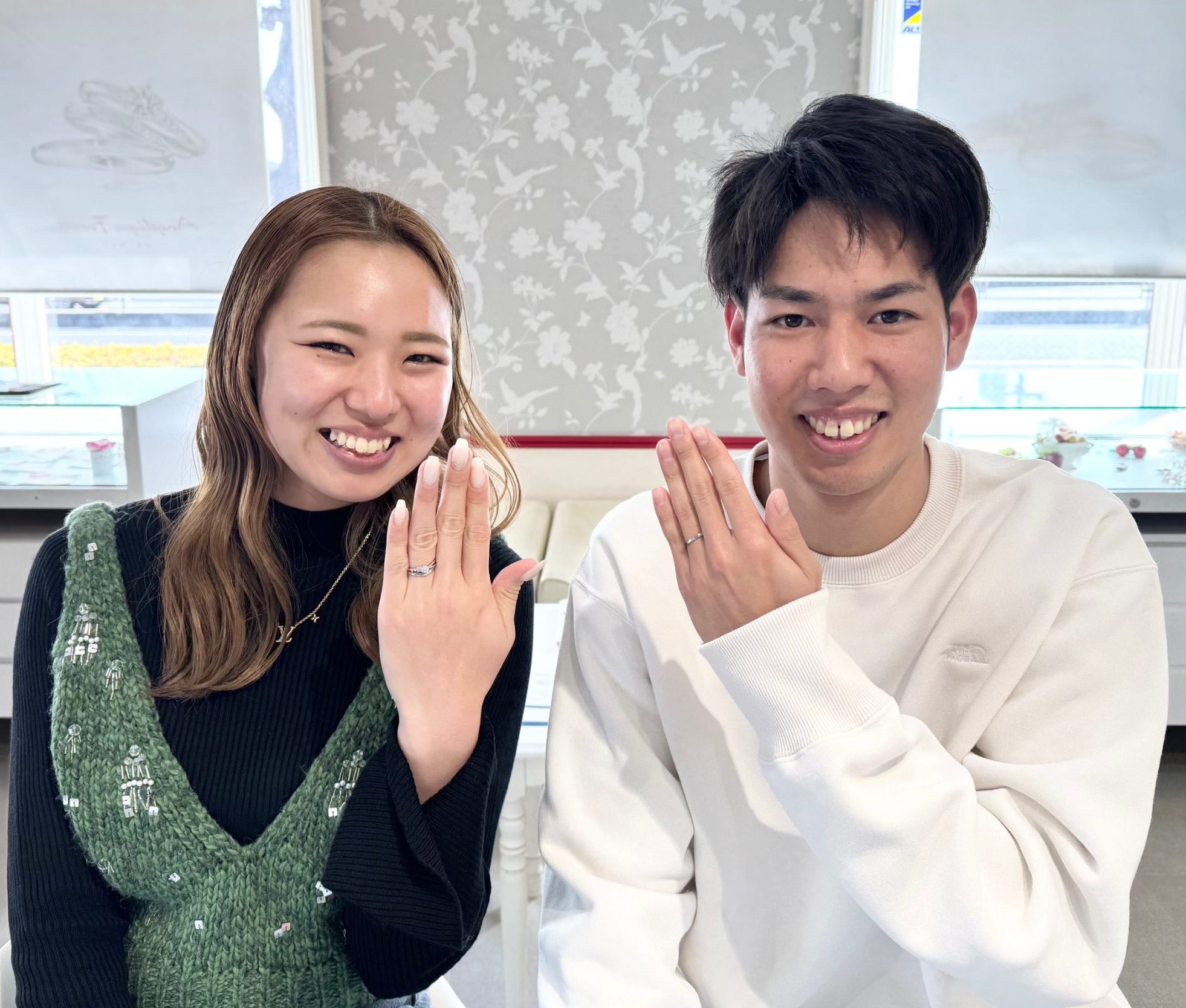 完成した結婚指輪を初めて着けたおふたり